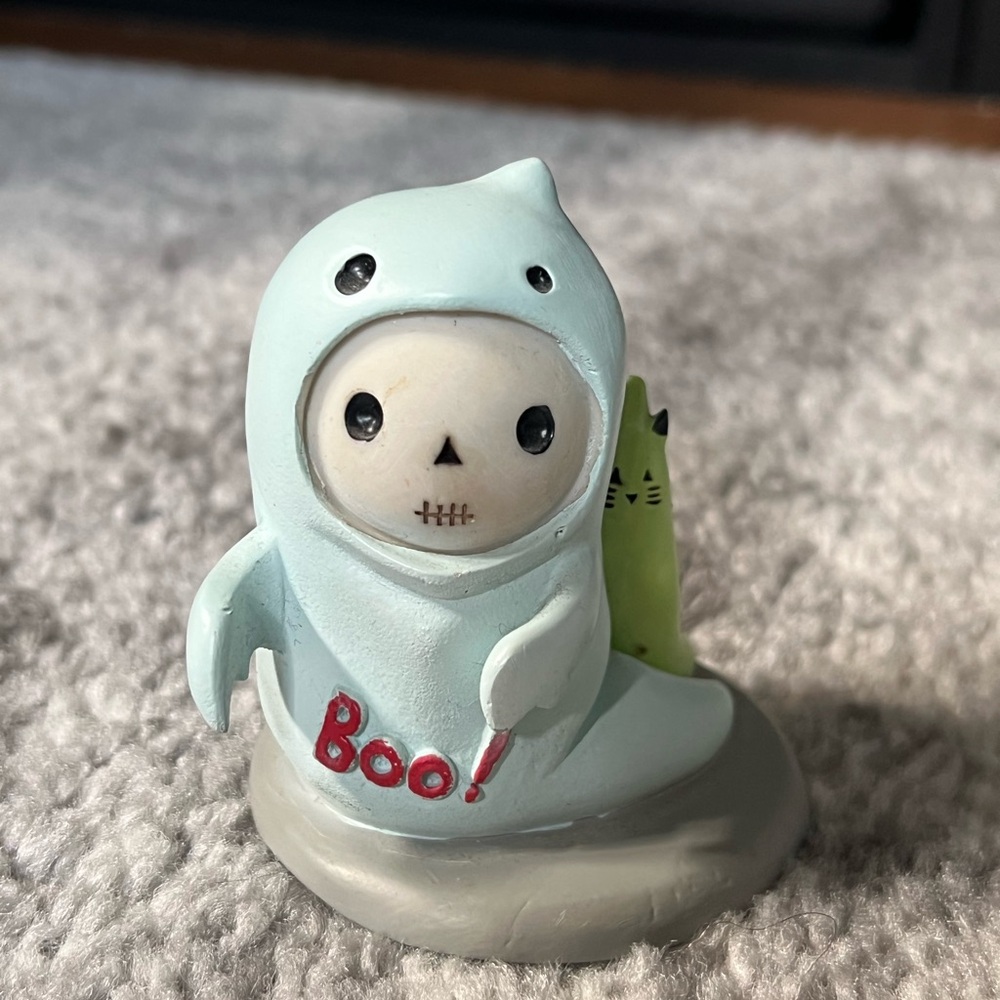 Mint Ghost Boo Figurine with Green Cat furry bones